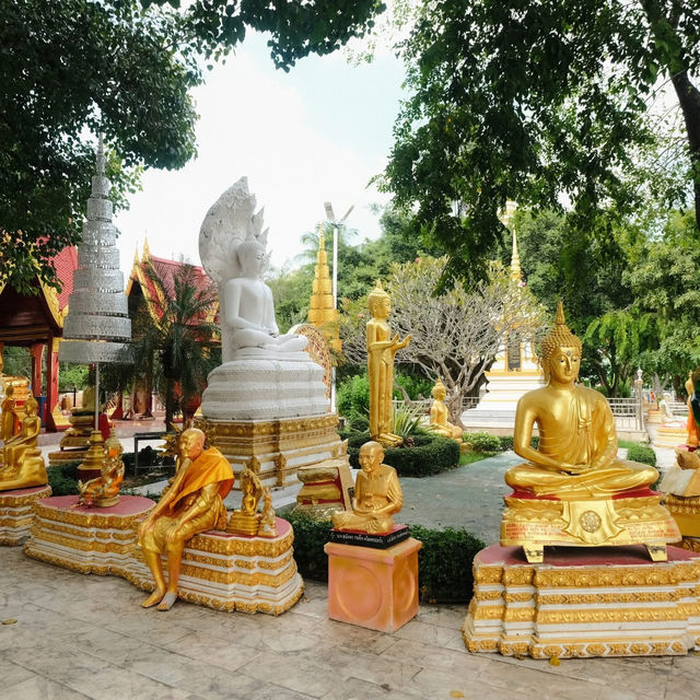พระธาตุพนม: ศูนย์รวมศรัทธาและศิลปะอันทรงคุณค่า