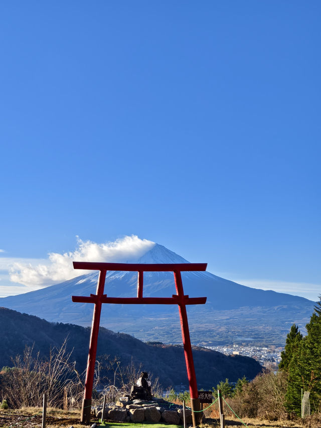富士遙拜所，可以同時拍到鳥居及富士山