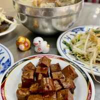 高雄金城鴨肉麵專賣店.在大立百貨公司正對面.美食小吃值得推薦大家