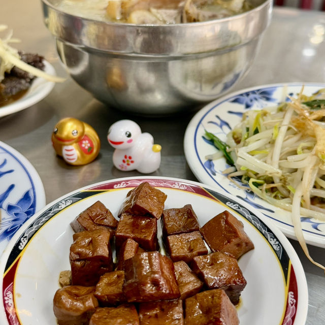 高雄金城鴨肉麵專賣店.在大立百貨公司正對面.美食小吃值得推薦大家
