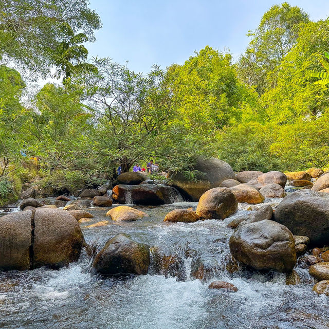 นั่งชิล🪑 ชมปลา ที่น้ำตกตรอกนอง จันทบุรี