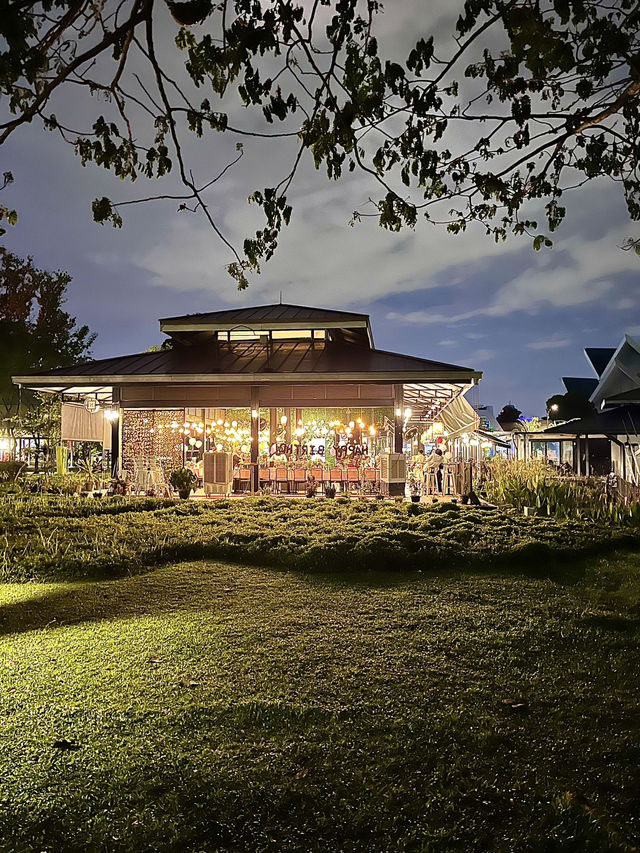 “Taman Tasik Titiwangsa at Night: A Tranquil Oasis Beneath the City Lights”