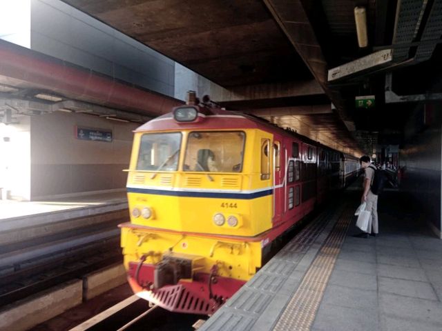 นั่งรถไฟ🚂เที่ยวบางปะอิน