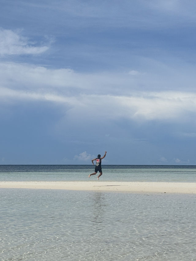 A White Sand Escape at Walakiri Beach—With Beautiful Treasures To Look At! 🏖️🐚