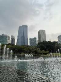 A STUNNUNG SYMPHONY FOUNTAIN LIGHT UP AT NIGHT IN KLCC PARK