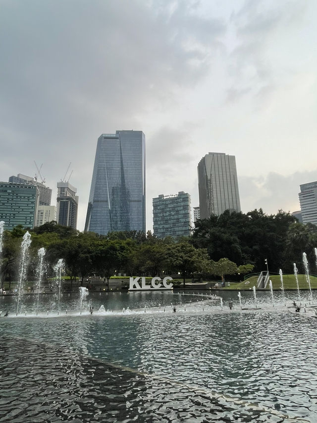 A STUNNUNG SYMPHONY FOUNTAIN LIGHT UP AT NIGHT IN KLCC PARK