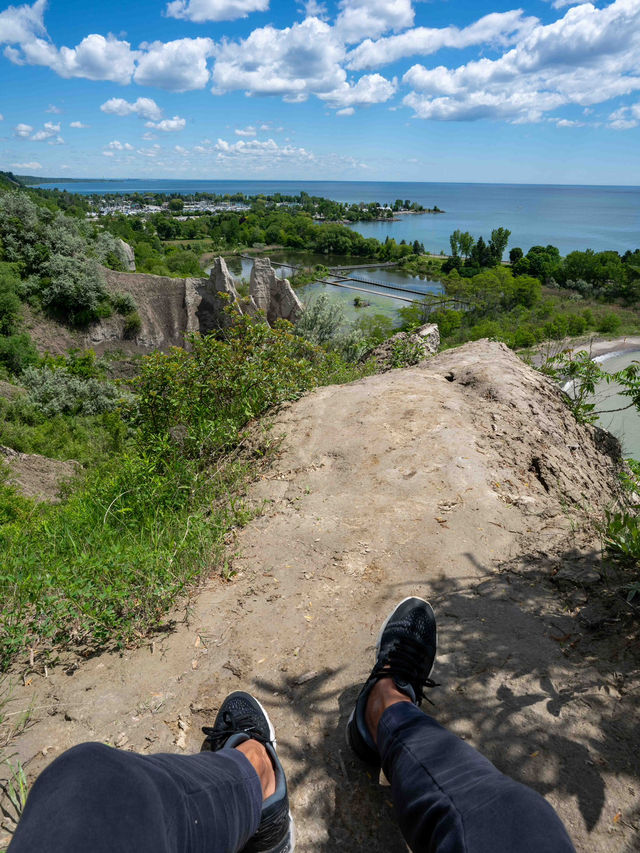Scarborough Bluffs Park：絶景の崖と青い湖が広がる秘境 🌿🏞️