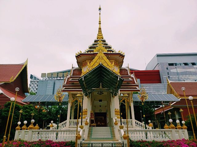 泰國曼谷湄南河畔著名古跡皇家寺廟景點：Wat Uthai Tharam，雄偉泰式寺廟建築群，適合打卡拍照📸