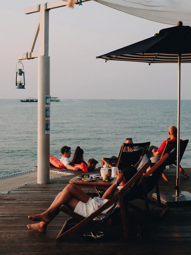 นั่งมองวิวทะเลแล้วมันฮีลใจ 🧡🌊
