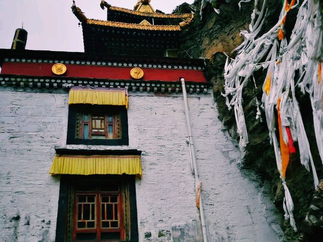 中國西藏山南著名寺廟景點洛卓沃龍寺，適合打卡拍照📸