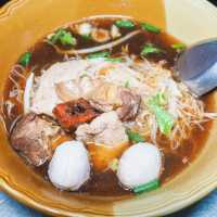 มาราชบุรี ต้องลองก๋วยเตี๋ยวน้ำแดง