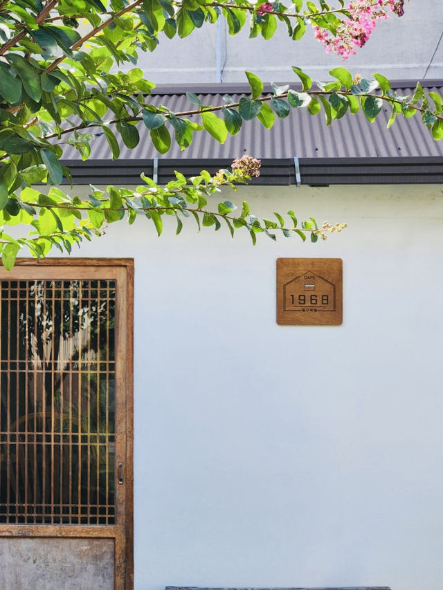 Cafe 1968: Your Relaxing April Respite in Yuseong ☕🍰🌸