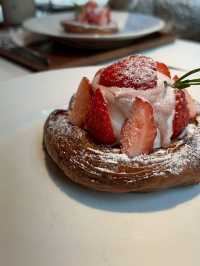 【ソウル🇰🇷ホンデ】裏通りにあるモダンなカフェ✨フルーツ🍓のパンがおすすめ