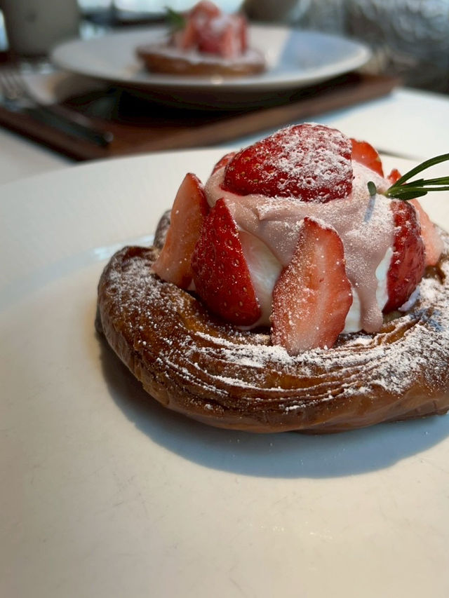 【ソウル🇰🇷ホンデ】裏通りにあるモダンなカフェ✨フルーツ🍓のパンがおすすめ