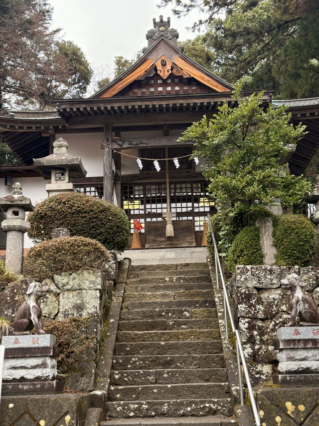 群馬県みなかみ町の「三峯神社」—垂れ耳の狛犬が迎える癒しの社