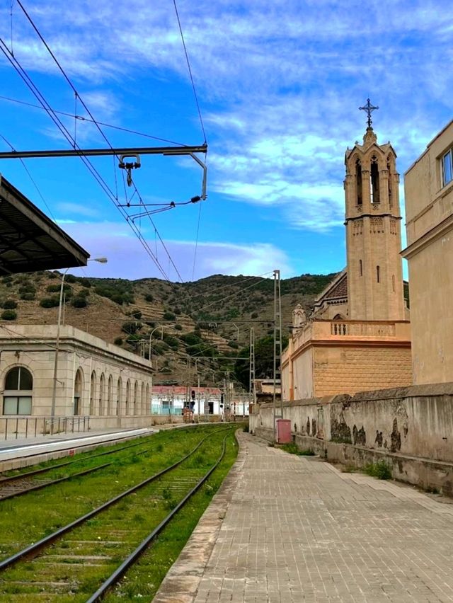 美麗的十九世紀末教堂建在鐵路旁