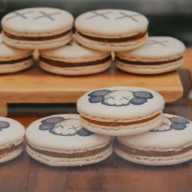  KAWS: HOLIDAY THAILAND POP-UP CAFE’ ☕️ 