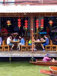 色とりどりの小舟が並ぶ、タイの伝統が息づく水上マーケット体験🇹🇭🚤✨
