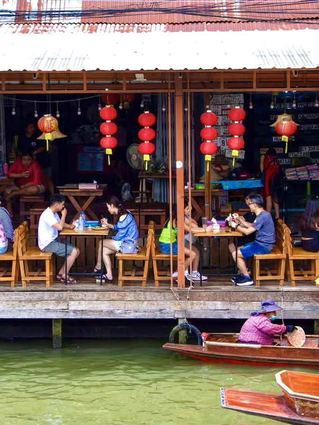 色とりどりの小舟が並ぶ、タイの伝統が息づく水上マーケット体験🇹🇭🚤✨