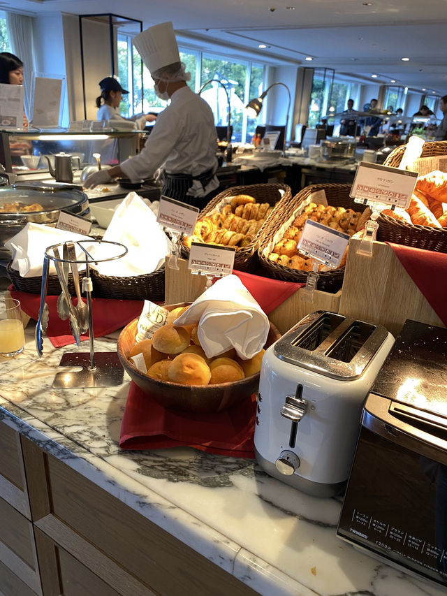 東京王子飯店～餐廳可看到東京鐵塔～房間好大啊～