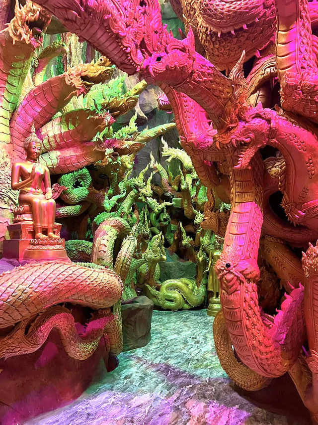 ✨カラフルな龍のトンネルをくぐって、神秘の寺「ワット・マニーウォン」へ🌈🐲