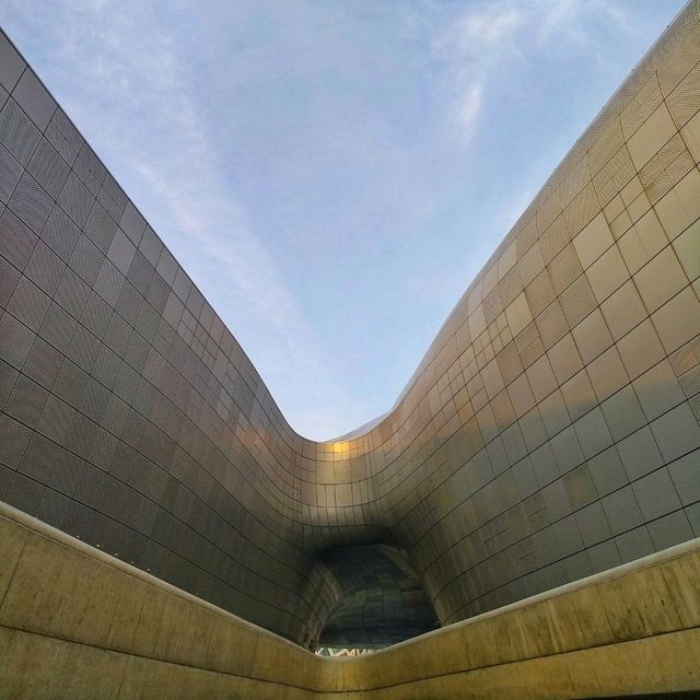 🇰🇷 DDP: Seoul’s Architectural Gem of Futuristic Flair