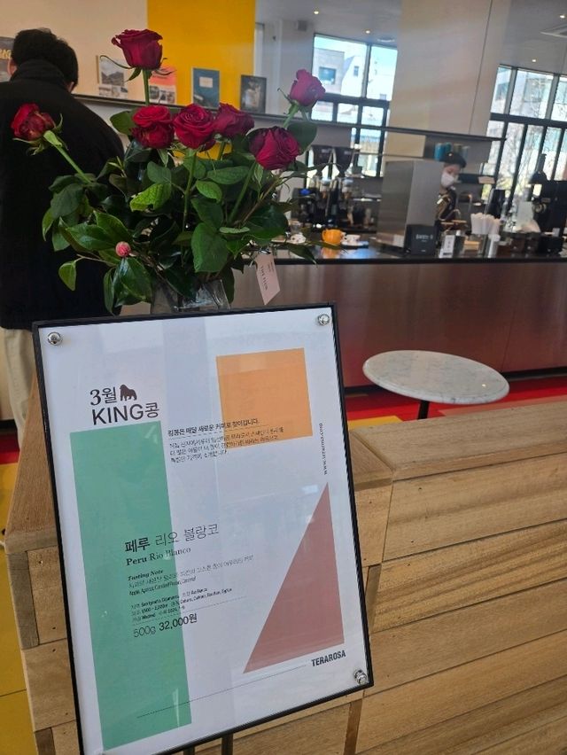 서울 홍대에 위치한 감성 북스토어 카페 ' 테라로사 홍대서교점 ' ❤️