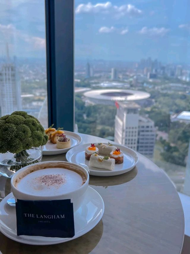 🇮🇩🏙️ Skyline Magic: Live the Suite Life at The Langham Jakarta! ✨🍸