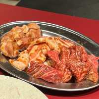 🔥沖繩燒肉初體驗｜琉球パラダイス：重口系拉麵搭配啤酒燒肉，觀光客友善的一站式晚餐選擇！