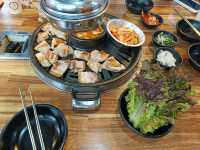 明洞爆紅金屬風自助烤肉，夾肉烤肉停不下來。