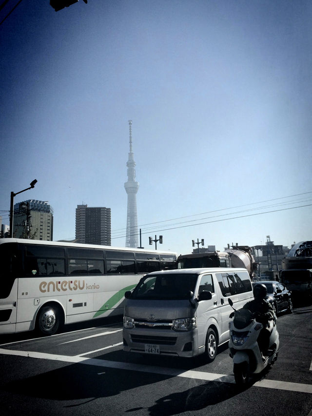  晴空塔 是東京很重要的一個地標 也是電視台的訊號塔