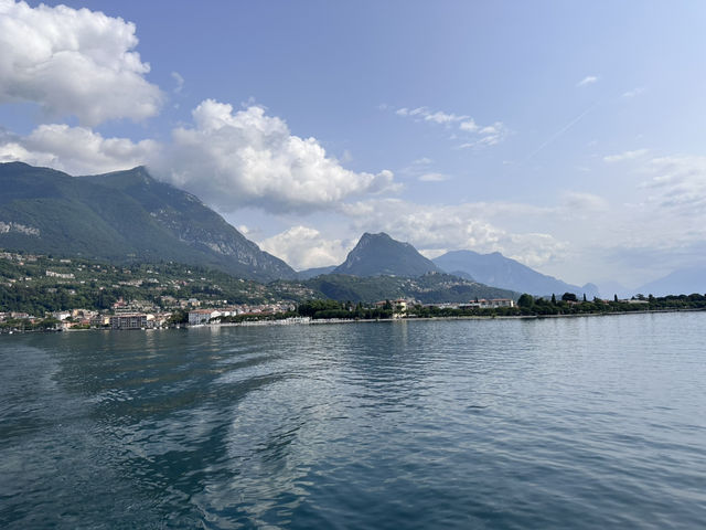 Discover the Beauty of Lago di Garda – Italy’s Largest Lake 🇮🇹🌊