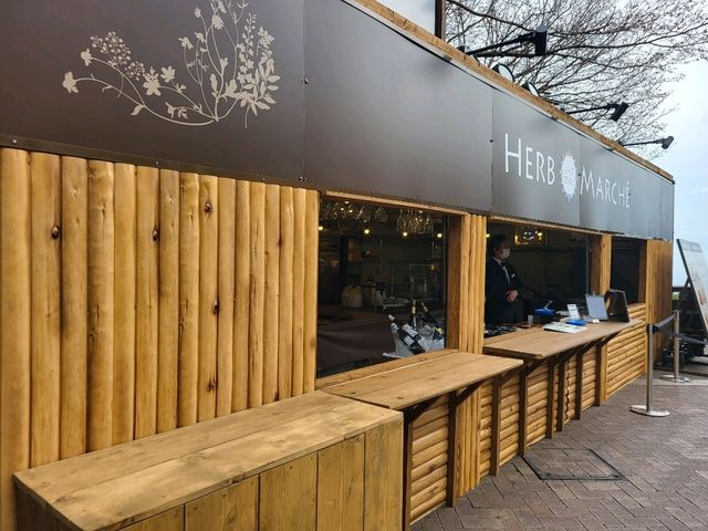 徜徉花卉饗宴與異國情趣的香氛仙境：神戶布引香草園