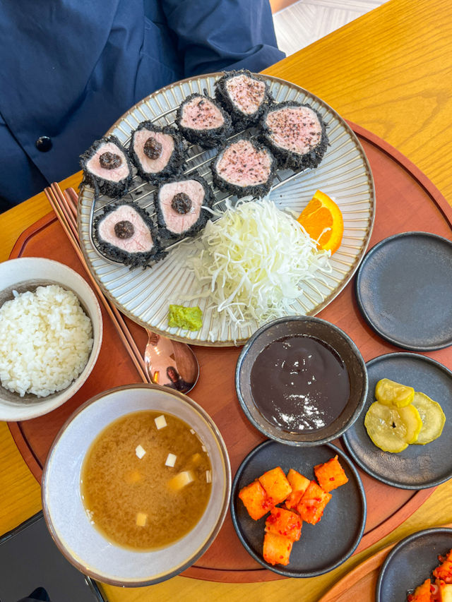 강릉에서 발견한 인생 돈까스✨ 먹물을 사용했어요!