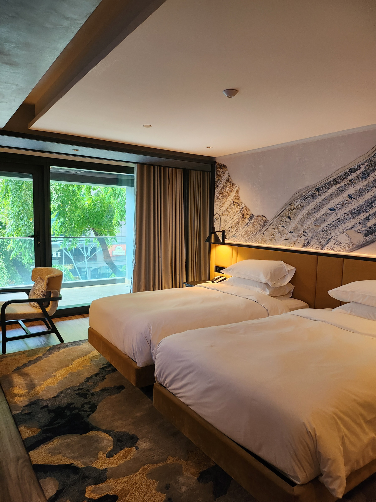 ⭐️Info: Ini adalah hotel mewah di Malaysia dengan teras. Kami memesan kamar dengan teras di lantai atas. Lantai 17 memiliki lift pribadi yang langsung menuju ke atas. Hotel ini baru dibangun dan sangat bersih. Namun, tata letaknya agak kurang nyaman untuk berganti pakaian setelah keluar dari kamar mandi. Disediakan empat teh gratis. Mereka menggunakan kapsul Lavazza, jadi rasanya sangat enak.