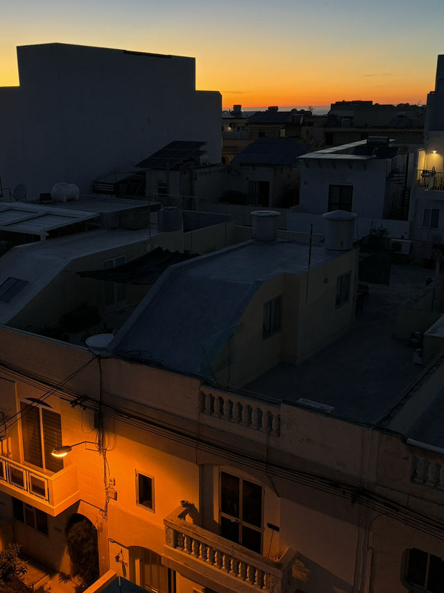 🌇 지붕 위 노을, 몰타의 발코니에서 바라본 황금빛 저녁 🌊