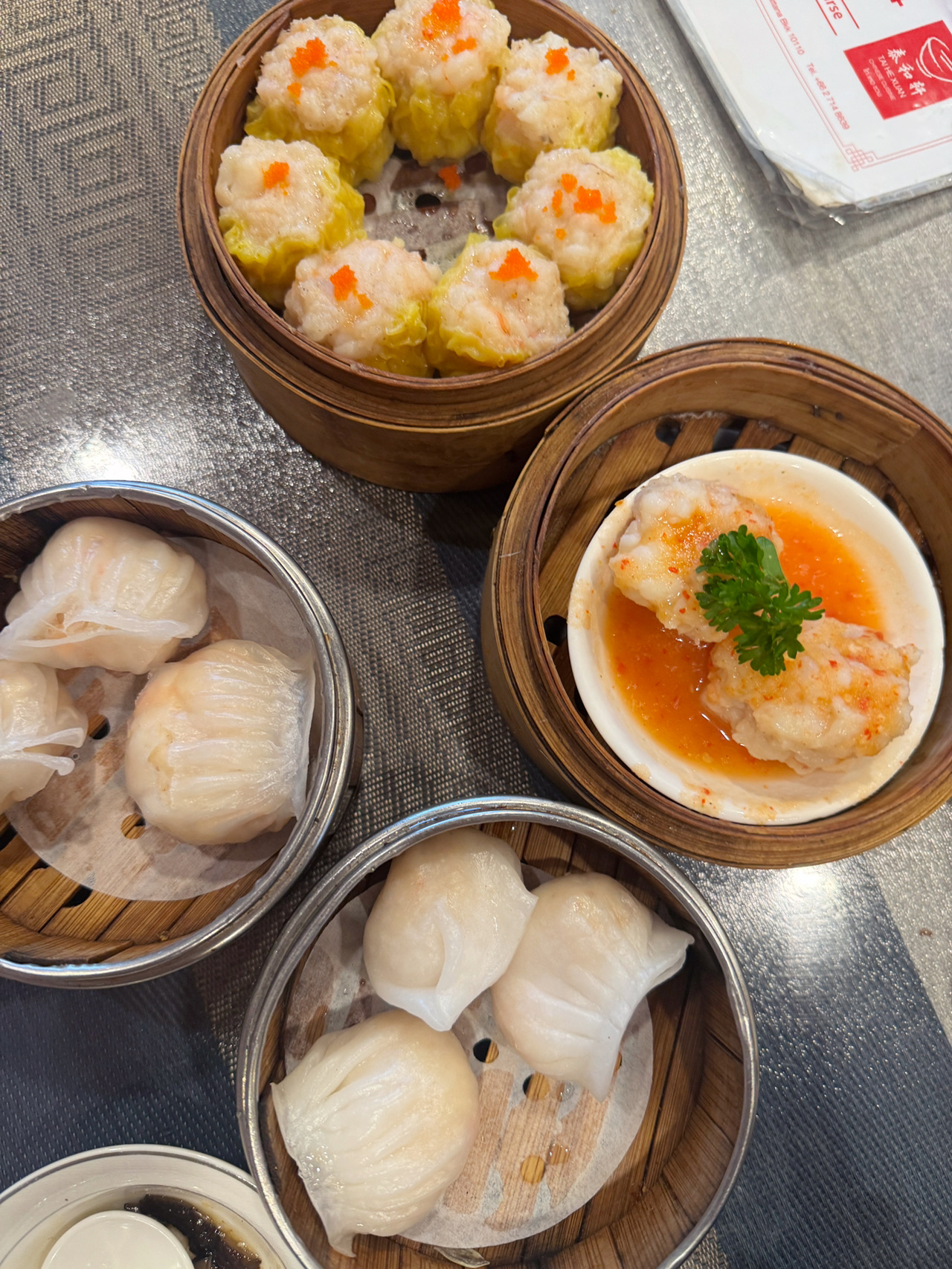 📍 Tai He Xuan, Bangkok

✨ Hari ini kami menikmati buffet dim sum di Tai He Xuan. Benar-benar sepadan karena ada lebih dari 30 menu yang bisa dipilih, dimulai dengan har gow udang besar dengan kulit tipis yang transparan, setiap gigitan penuh dengan udang—sangat lezat 🦐

✨ Siomay udang dan babi juga sama enaknya, dengan isian yang penuh rasa dan tetap lezat bahkan tanpa saus celup. Bakpao isi krimnya lembut dan halus dengan tingkat manis yang pas. Jika Anda suka rasa yang hangat dan menenangkan, Anda harus mencoba ini 🍥

✨ Hidangan lain yang kami sukai adalah chee cheong fun udang dengan kulit tipis yang lembut dan disiram saus gurih—sangat nikmat untuk disantap. Ada juga makanan gorengan seperti gulungan tahu udang goreng yang renyah di luar dan lembut di dalam, sempurna untuk camilan ✨

✨ Kami mengakhiri dengan teh Cina panas yang harum, yang mengurangi rasa kaya, membuat makanan ini semakin sempurna 🫖