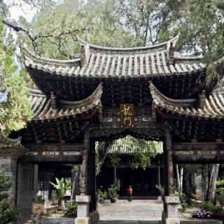 장엄한 진용사 유적지를 거닐어 보세요⛩️