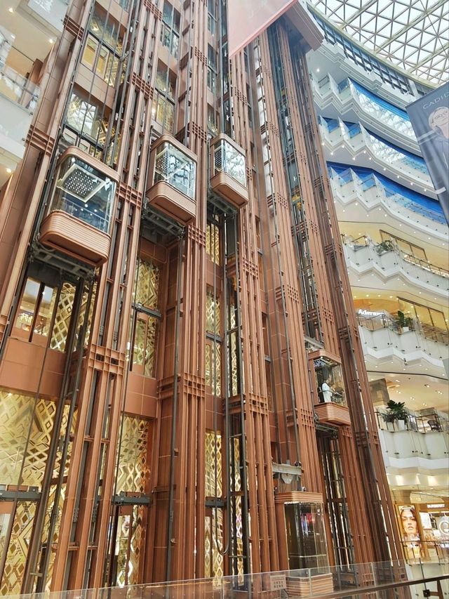 上海晴天街頭人文風景