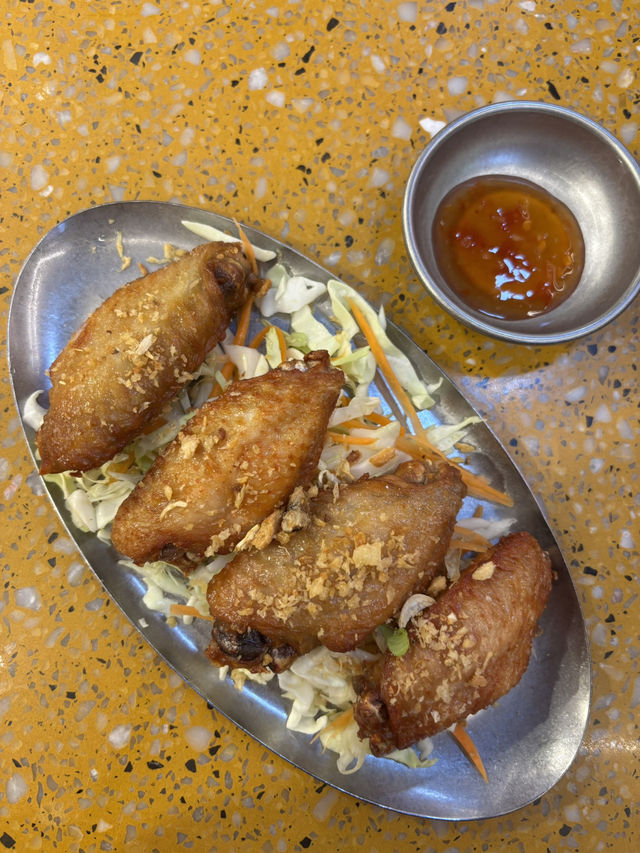 🌶️ 屯門泰料黑馬！「燒豬頸肉+炸蝦餅」封神組合～海南雞鮮嫩到犯規！