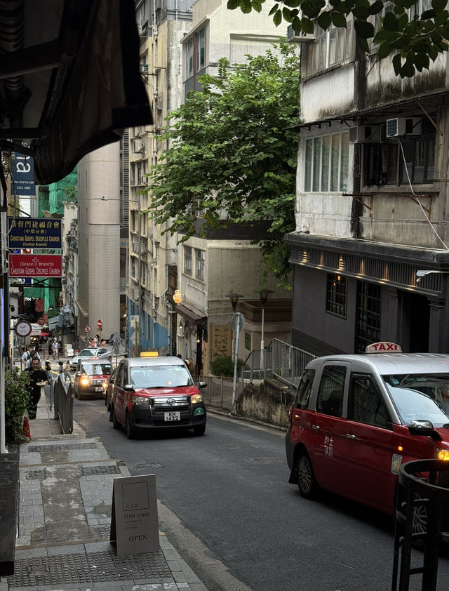 ถนนคนเดินสุดอาร์ต “Hollywood Rd”