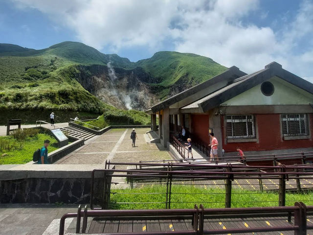 🌋 Xiaoyoukeng – The Volcanic Heart of Yangmingshan 🌿