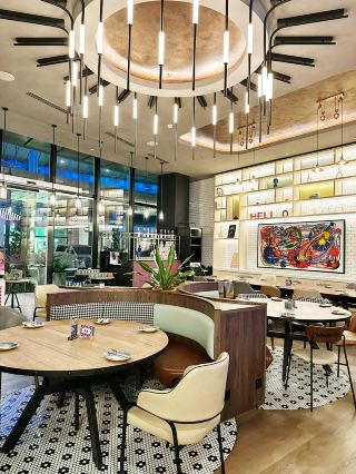 Three.6.5 Moxy Putrajaya에서 음료를 마시고, 사진을 찍고, 스타일리시하게 즐겨보세요