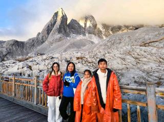 前往香格里拉，觀賞玉龍雪山。