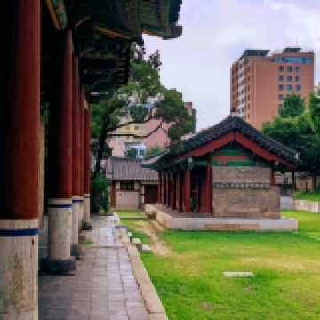🏯 Donggwanwangmyo Shrine – Seoul’s Ancient Temple of Loyalty