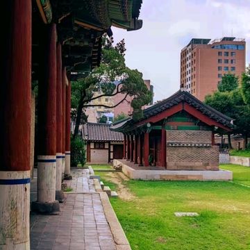 🏯 Donggwanwangmyo Shrine – Seoul’s Ancient Temple of Loyalty 🏯 Donggwanwangmyo Shrine – Seoul’s Ancient Temple of Loyalty