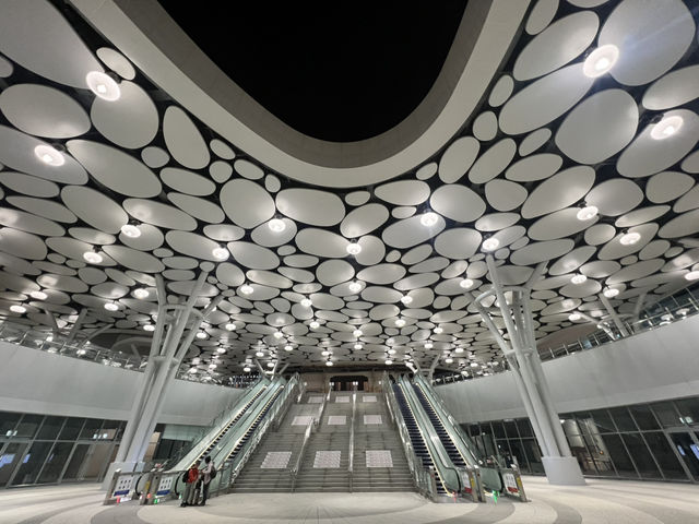 雲朵造型的高雄車站