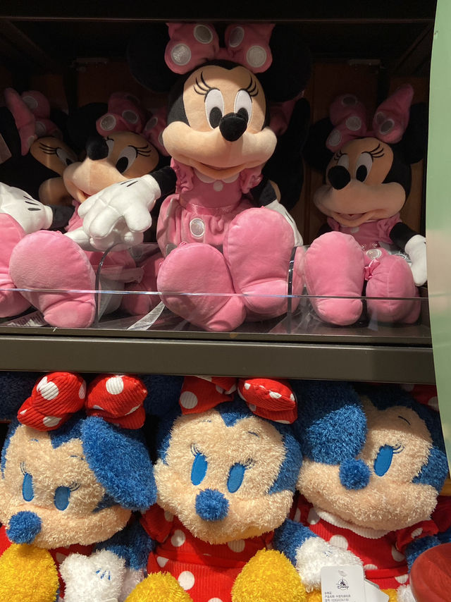 Get ready to relive the charm of childhood dreams at Shanghai Disney Resort this autumn! 🍂🏰✨