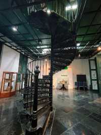 Di depan bangunan megah, seni berbicara lewat keramik, guci,