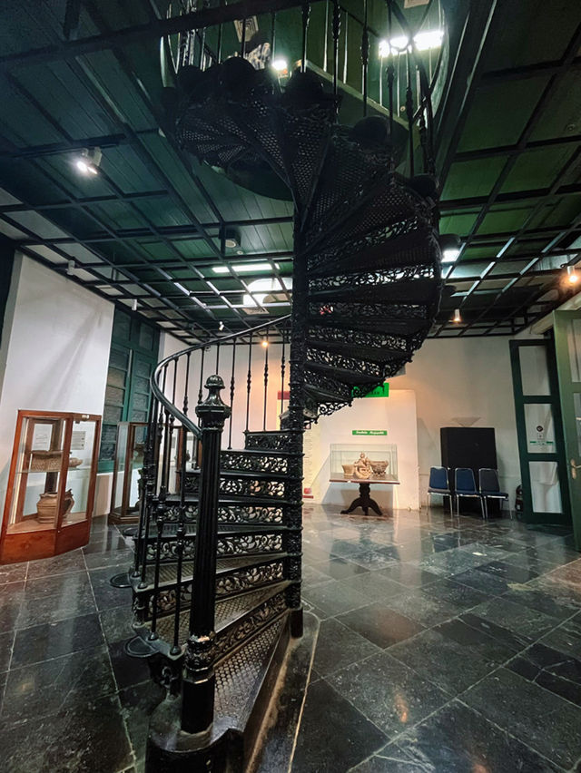 Di depan bangunan megah, seni berbicara lewat keramik, guci, Di depan bangunan megah, seni berbicara lewat keramik, guci,